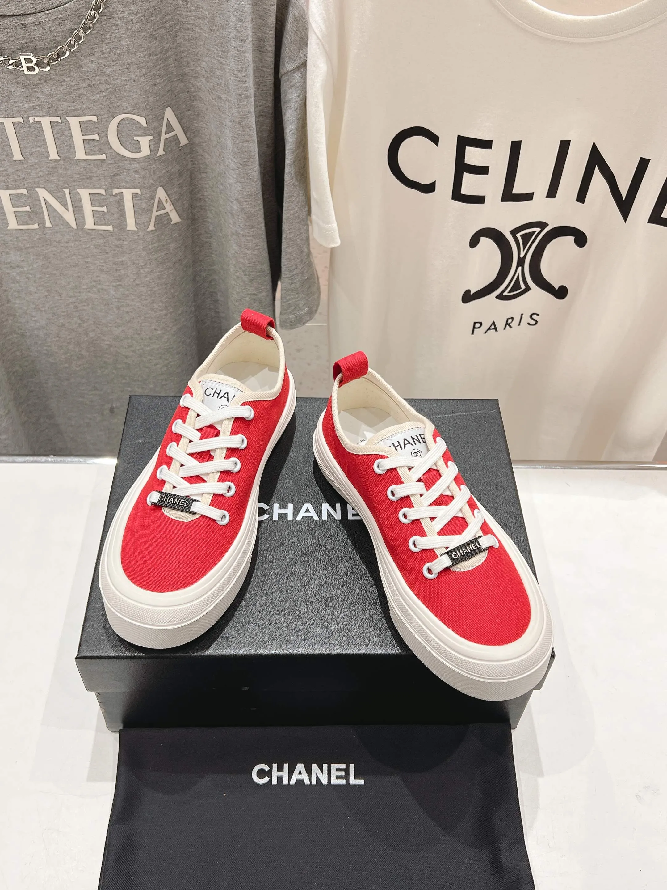 👟👟Ex-factory price 400👟👟 Chanel* Xiaoxiang 2025ss latest casual shoes, the currently super popular biscuit shoes. Internet celebrity Xiaohongshu is crazy about hot recommendations. The silly and cute style has a retro flavor! The shape is special and very recognizable. It makes your legs slimmer and longer. It is absolutely powerful. It is also very comfortable to wear. It has good looks. It is comfortable and increases your height. I must recommend it to everyone. The main feature of this year's series is minimalist style. ✔Fabric: original customized canvas. ✔Feet: water-dyed cowhide, comfortable on the feet. ✔Outsole: open-molded high-elastic rubber platform sole. ✔Number: 35-39.